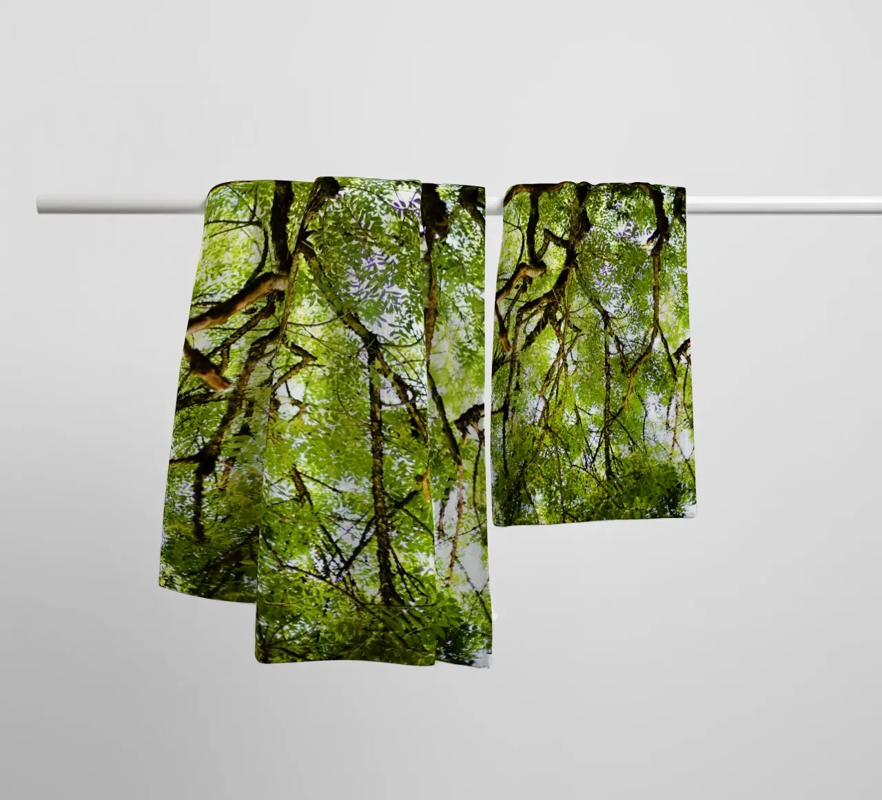 Baum in Bourgogne - Franche Comté, Frankreich asciugamano da bagno da Simon Koy