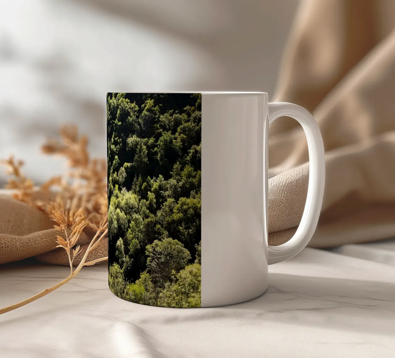 Wald in Bourgogne - Franche Comté, Frankreich tazza in ceramica da Simon Koy