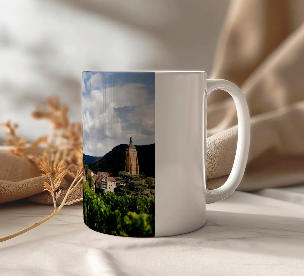 Arbois in Bourgogne - Franche Comté, Frankreich tazza in ceramica da Simon Koy