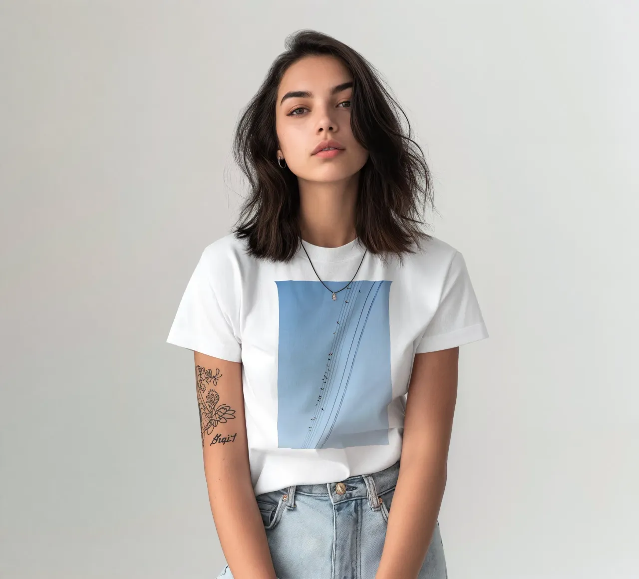 Uccelli sulle linee elettriche in Bourgogne - Franche Comté t-shirt da Simon Koy