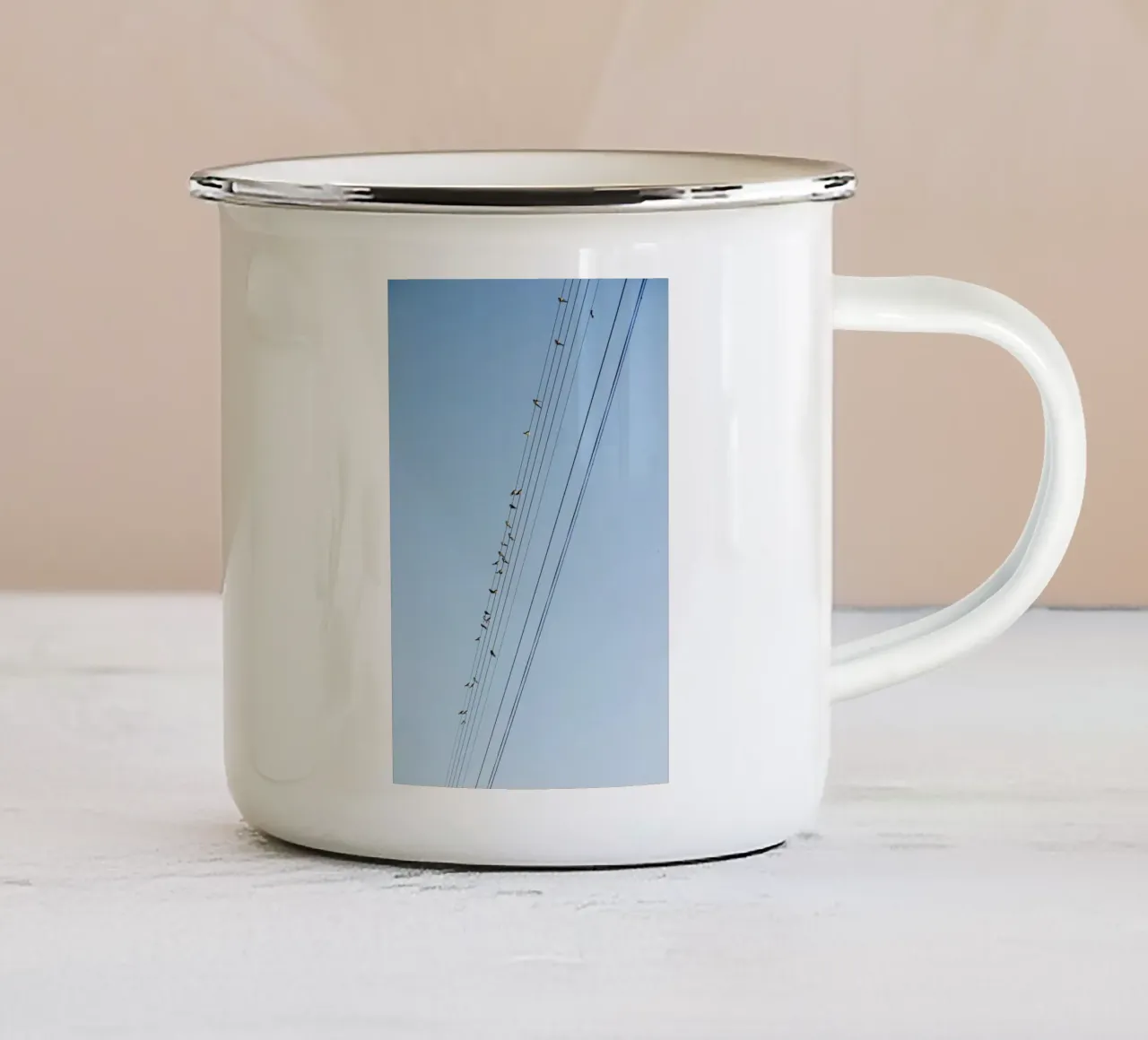 Uccelli sulle linee elettriche in Bourgogne - Franche Comté tazza in smalto da Simon Koy