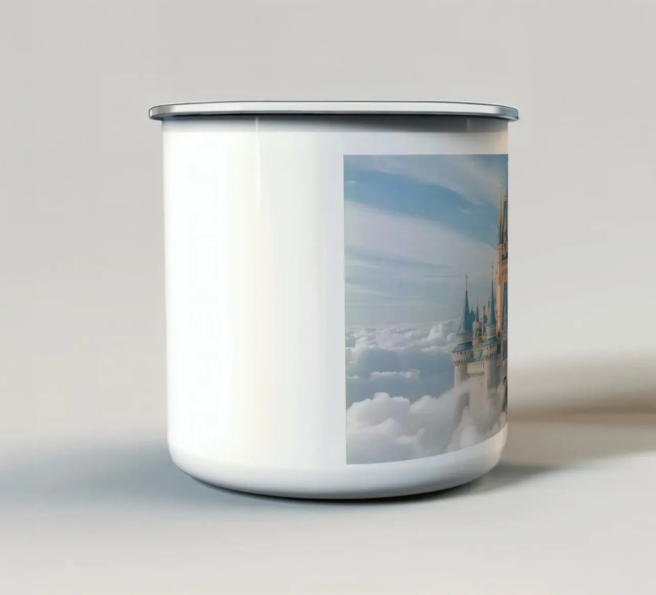 Castello sopra le nuvole tazza in smalto da DesignDoodle