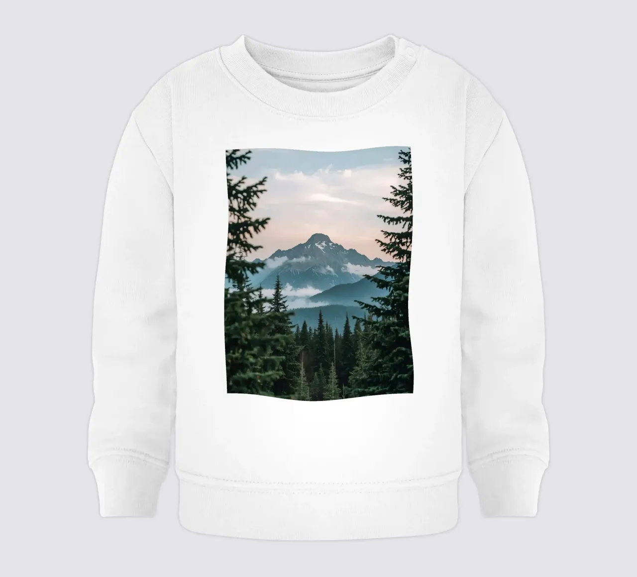Bosque de coníferas que enmarca un pico nevado sudadera de bebé de DesignDoodle