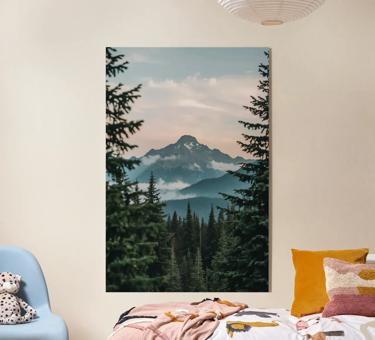 Bosque de coníferas que enmarca un pico nevado metacrilato de DesignDoodle