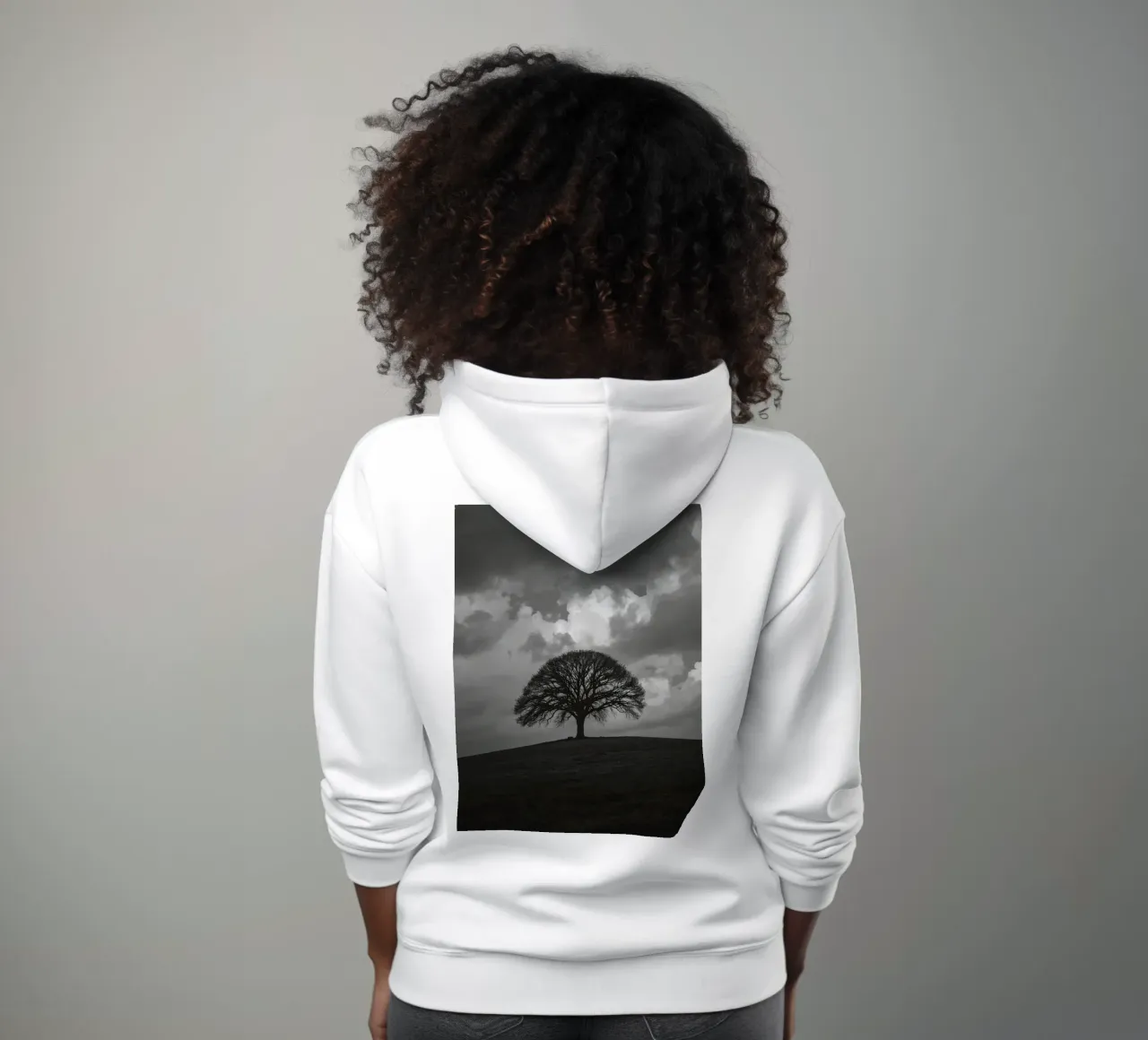 Árbol caducifolio en una colina cubierta de hierba bajo un cielo nublado sudadera con capucha de DesignDoodle