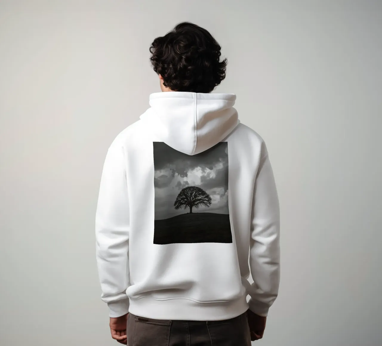 Árbol caducifolio en una colina cubierta de hierba bajo un cielo nublado sudadera con capucha de DesignDoodle