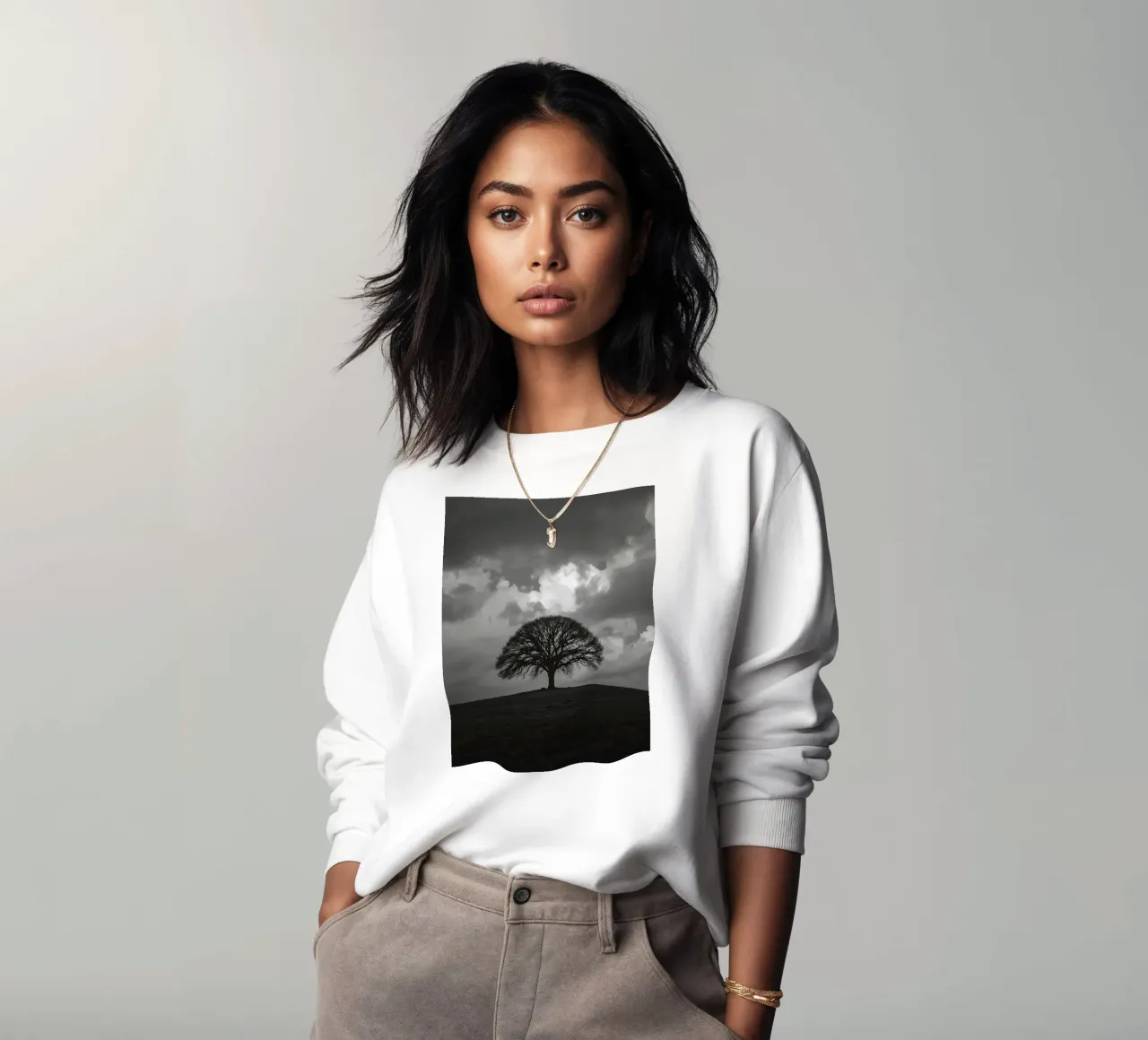 Árbol caducifolio en una colina cubierta de hierba bajo un cielo nublado sudadera de DesignDoodle