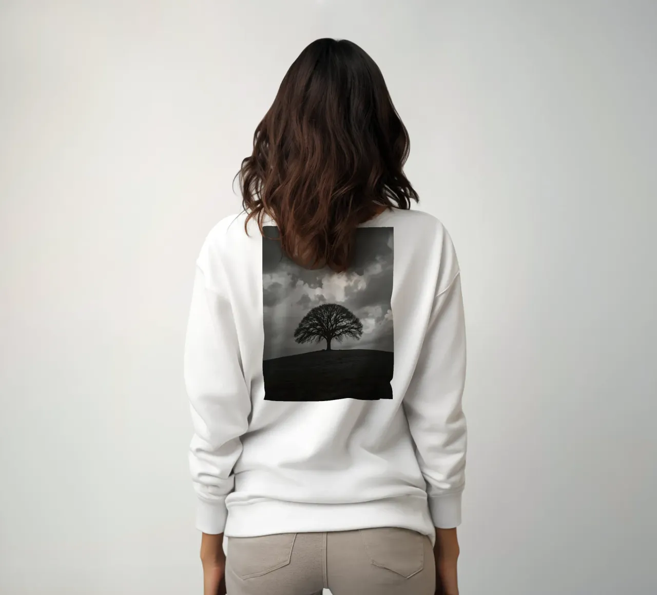 Árbol caducifolio en una colina cubierta de hierba bajo un cielo nublado sudadera de DesignDoodle