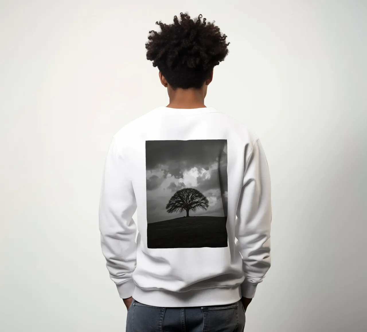 Árbol caducifolio en una colina cubierta de hierba bajo un cielo nublado sudadera de DesignDoodle