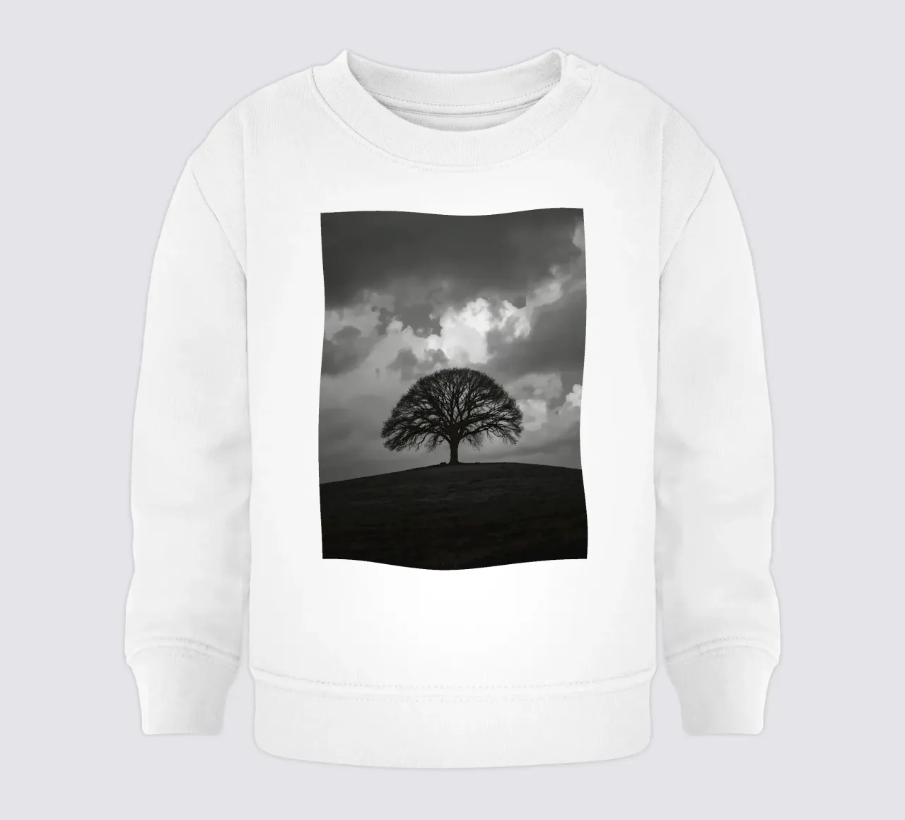 Árbol caducifolio en una colina cubierta de hierba bajo un cielo nublado sudadera de bebé de DesignDoodle