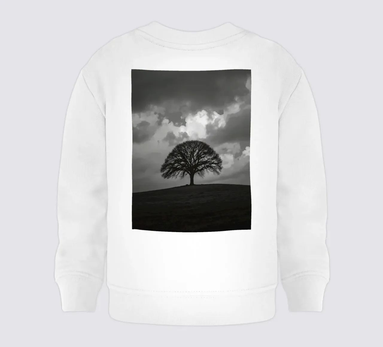 Árbol caducifolio en una colina cubierta de hierba bajo un cielo nublado sudadera de bebé de DesignDoodle