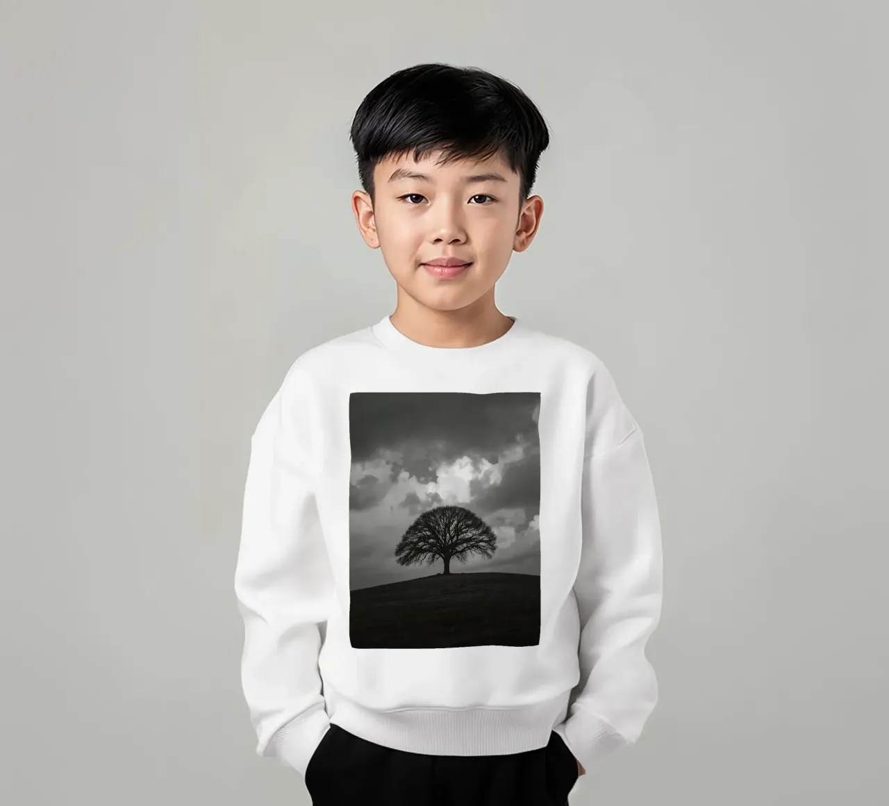 Árbol caducifolio en una colina cubierta de hierba bajo un cielo nublado sudadera para niño de DesignDoodle
