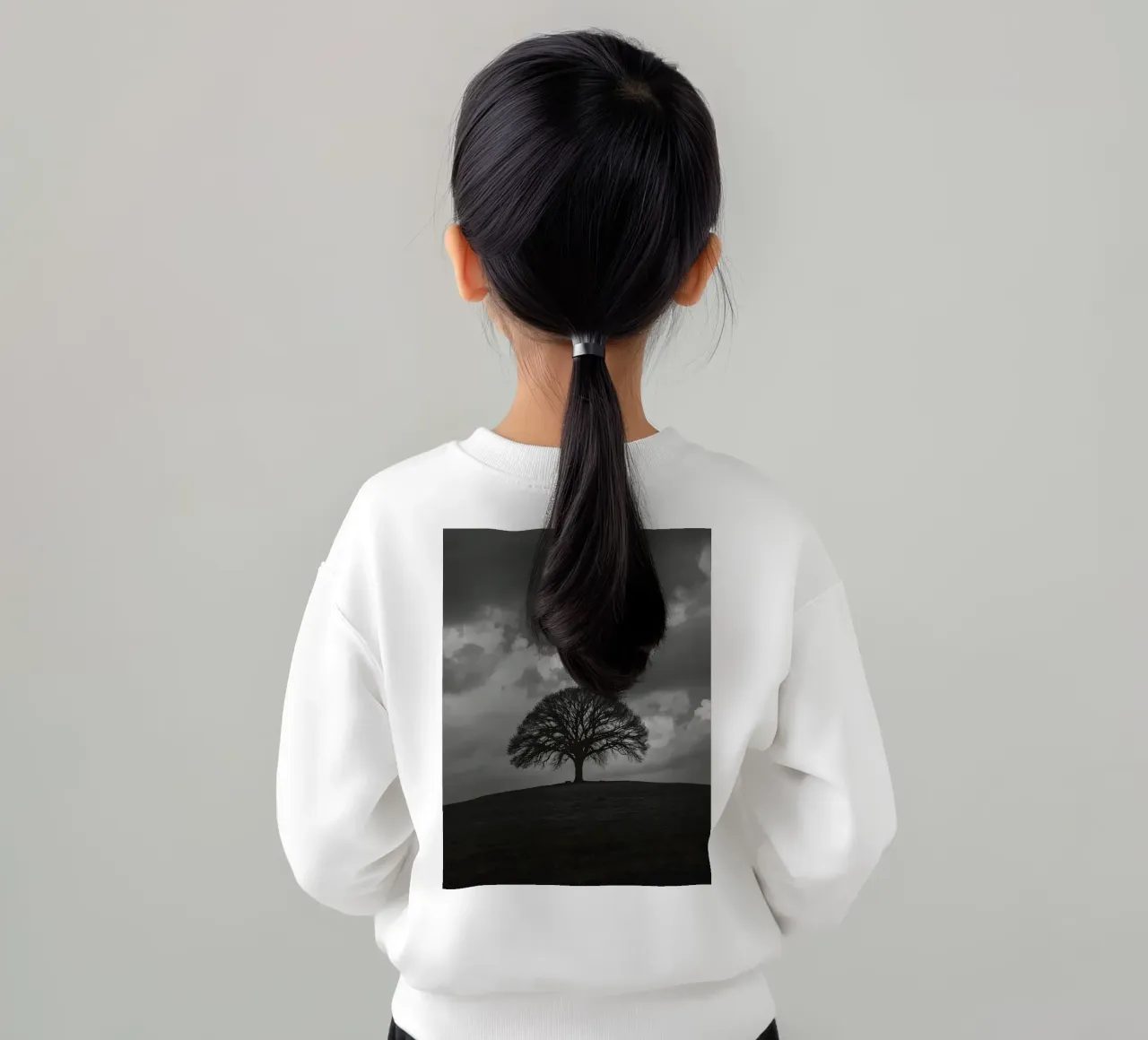 Árbol caducifolio en una colina cubierta de hierba bajo un cielo nublado sudadera para niño de DesignDoodle