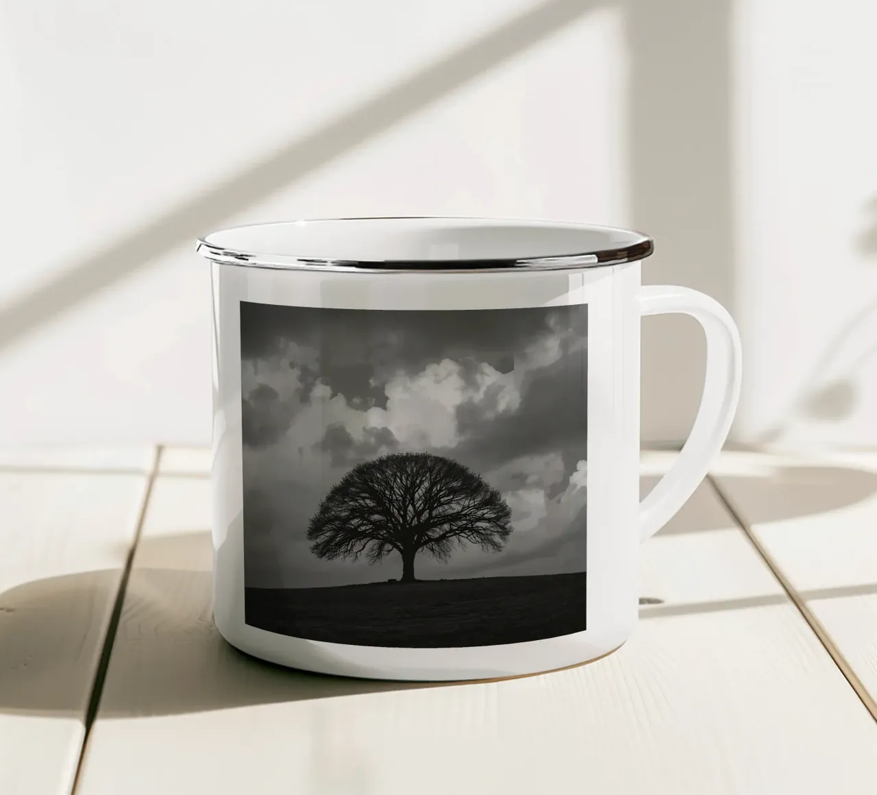 Albero deciduo su collina erbosa sotto un cielo nuvoloso tazza in smalto da DesignDoodle