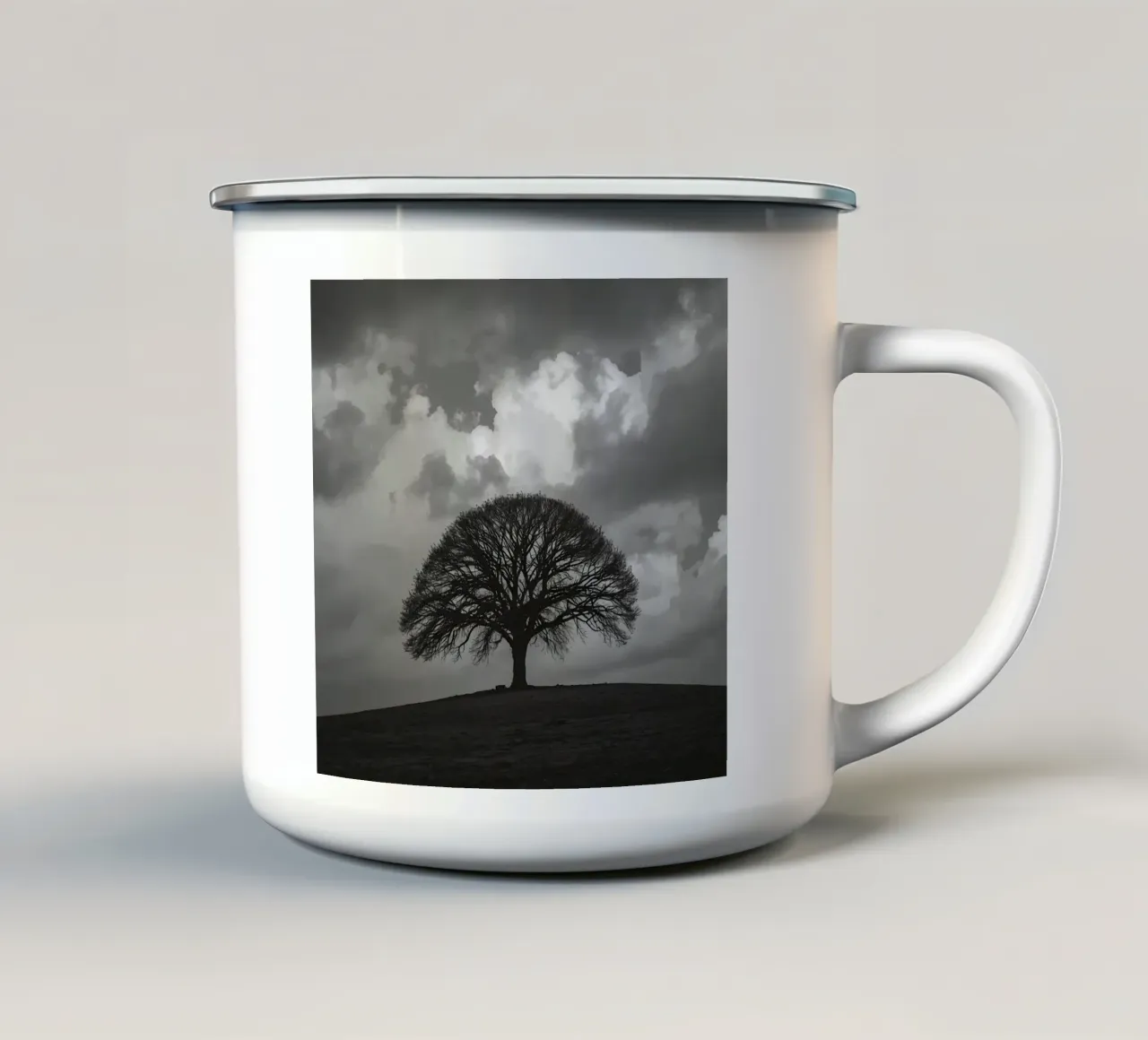 Albero deciduo su collina erbosa sotto un cielo nuvoloso tazza in smalto da DesignDoodle