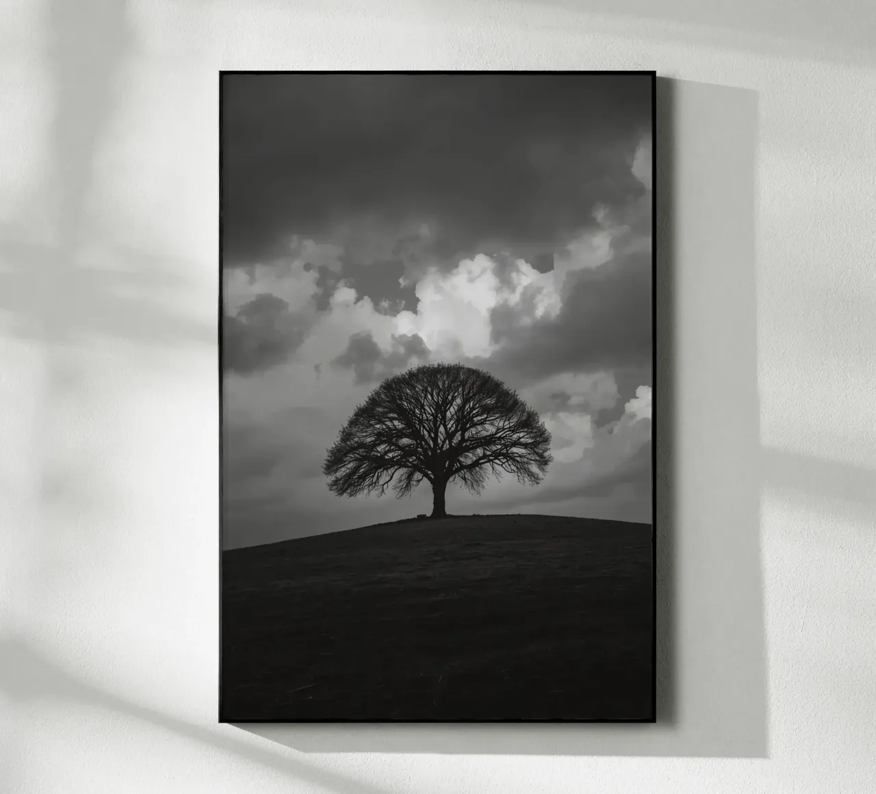 Árbol caducifolio en una colina cubierta de hierba bajo un cielo nublado metacrilato de DesignDoodle