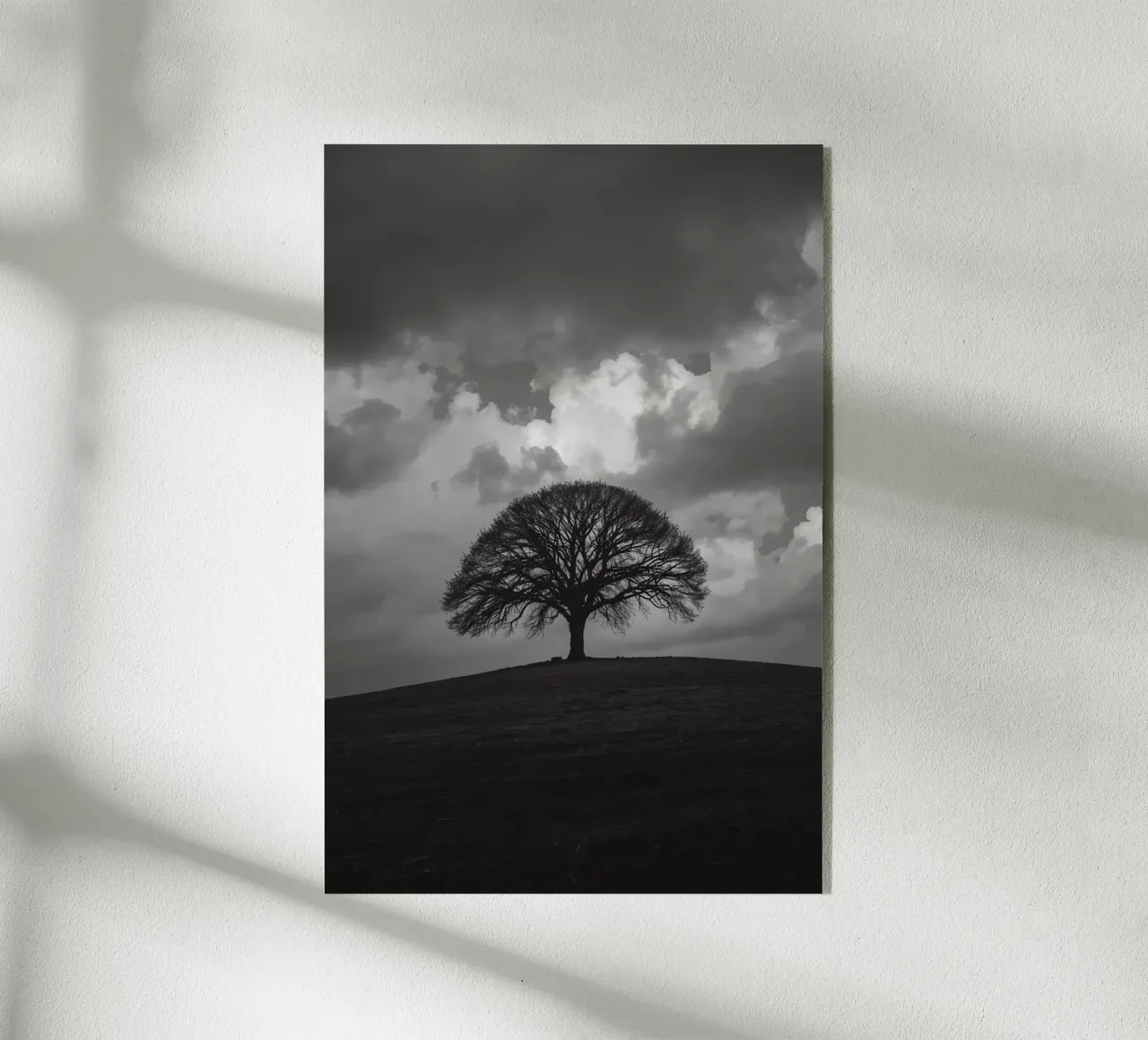 Árbol caducifolio en una colina cubierta de hierba bajo un cielo nublado metacrilato de DesignDoodle