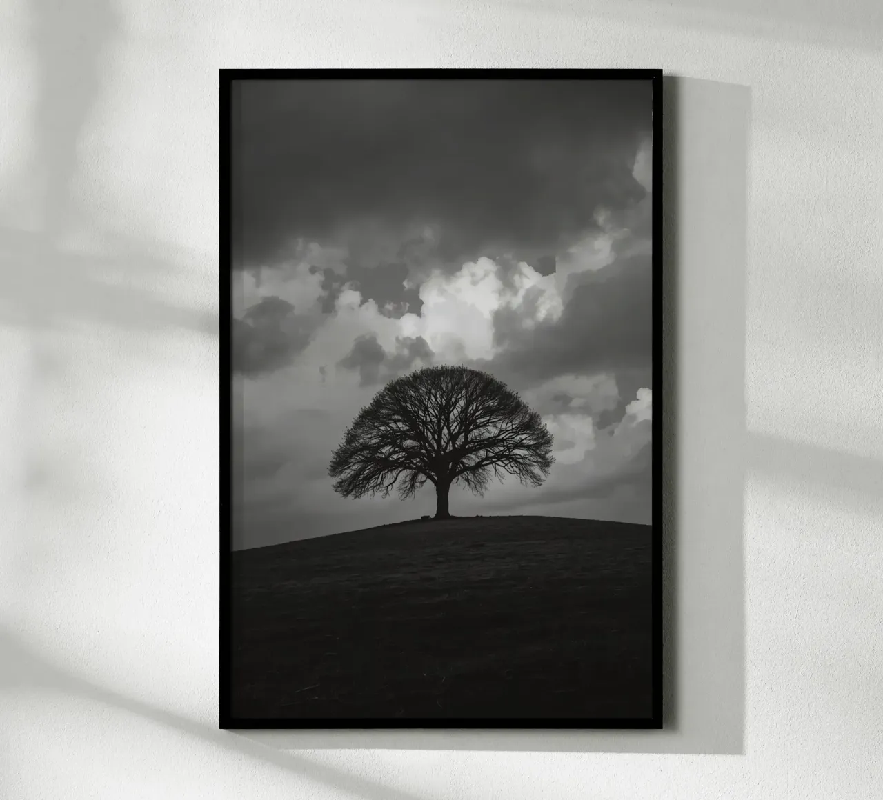 Árbol caducifolio en una colina cubierta de hierba bajo un cielo nublado hahnemühle de DesignDoodle