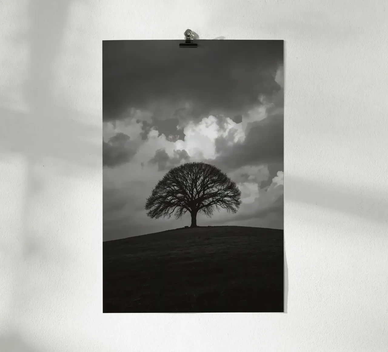 Árbol caducifolio en una colina cubierta de hierba bajo un cielo nublado hahnemühle de DesignDoodle