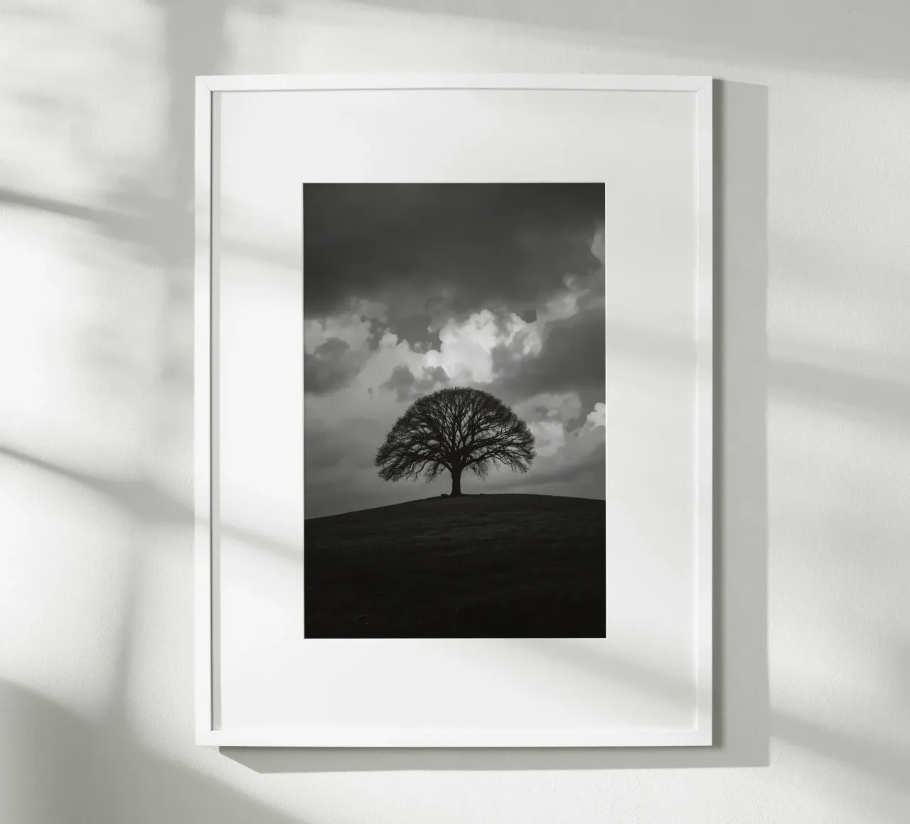 Árbol caducifolio en una colina cubierta de hierba bajo un cielo nublado hahnemühle de DesignDoodle