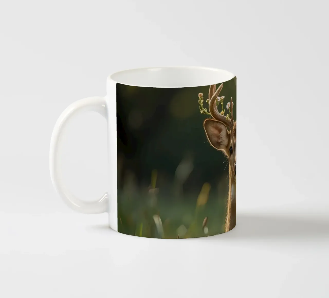 Cervo carino con fiori sulle corna tazza in ceramica da DesignDoodle