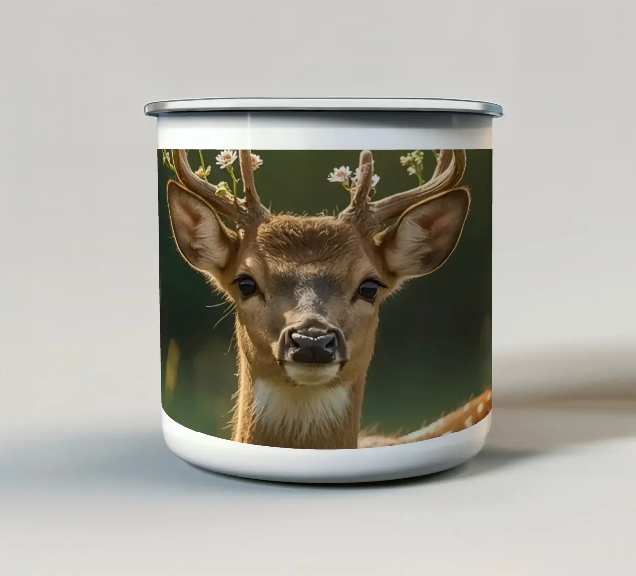 Cervo carino con fiori sulle corna tazza in smalto da DesignDoodle