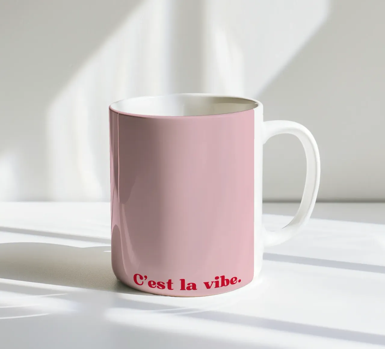 C'est la vibe. tazza in ceramica da PurePeachStudio