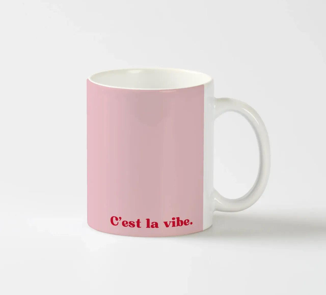 C'est la vibe. tazza in ceramica da PurePeachStudio