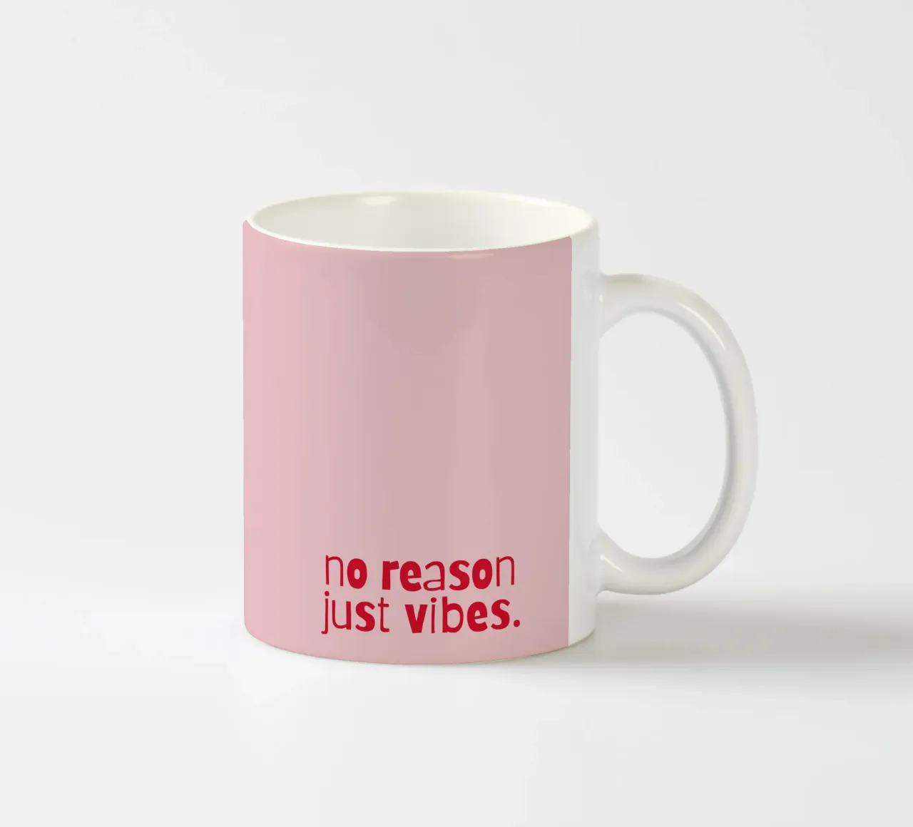no reason just vibes. keramische mok van PurePeachStudio