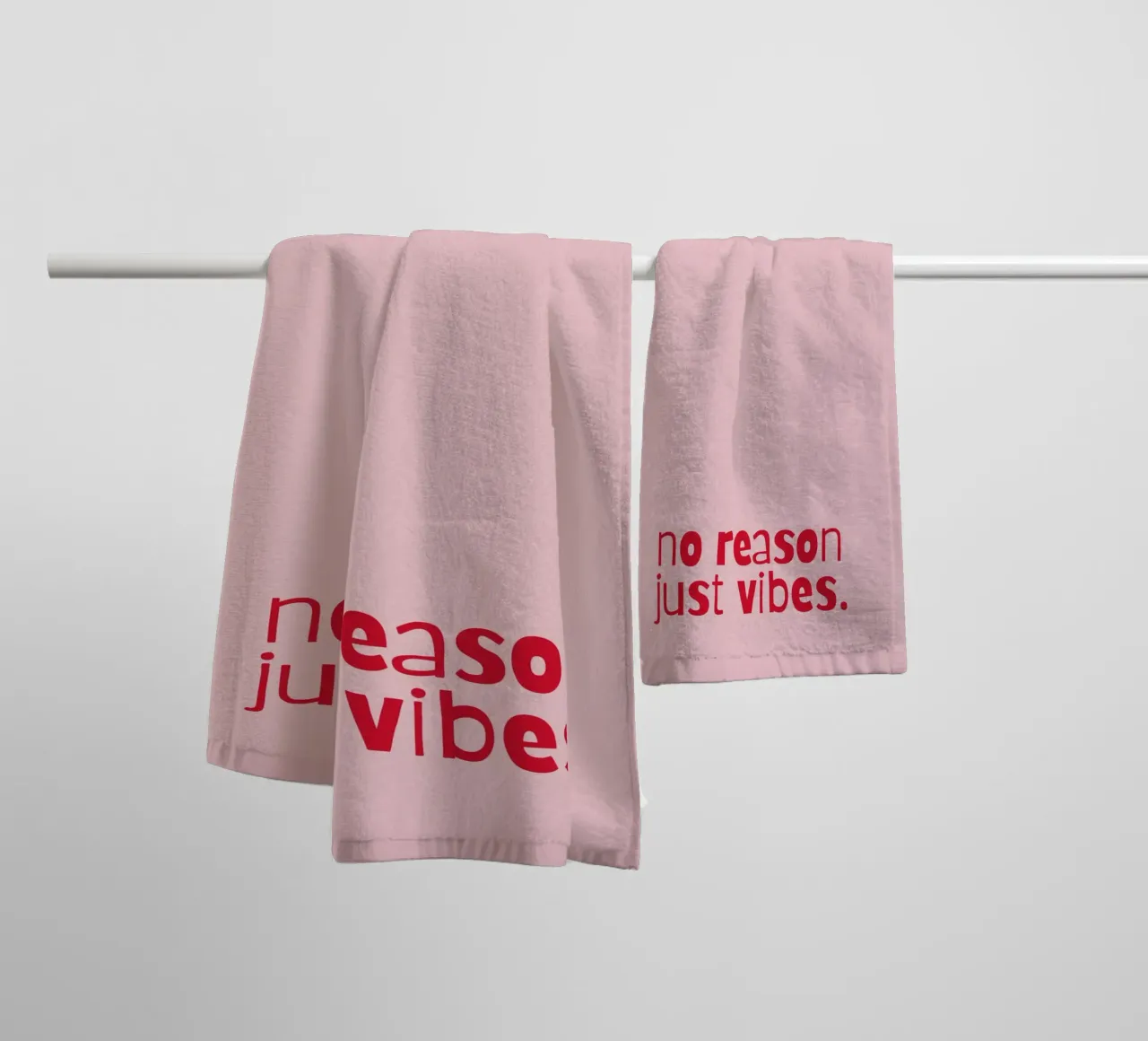 no reason just vibes. toalla de baño de PurePeachStudio