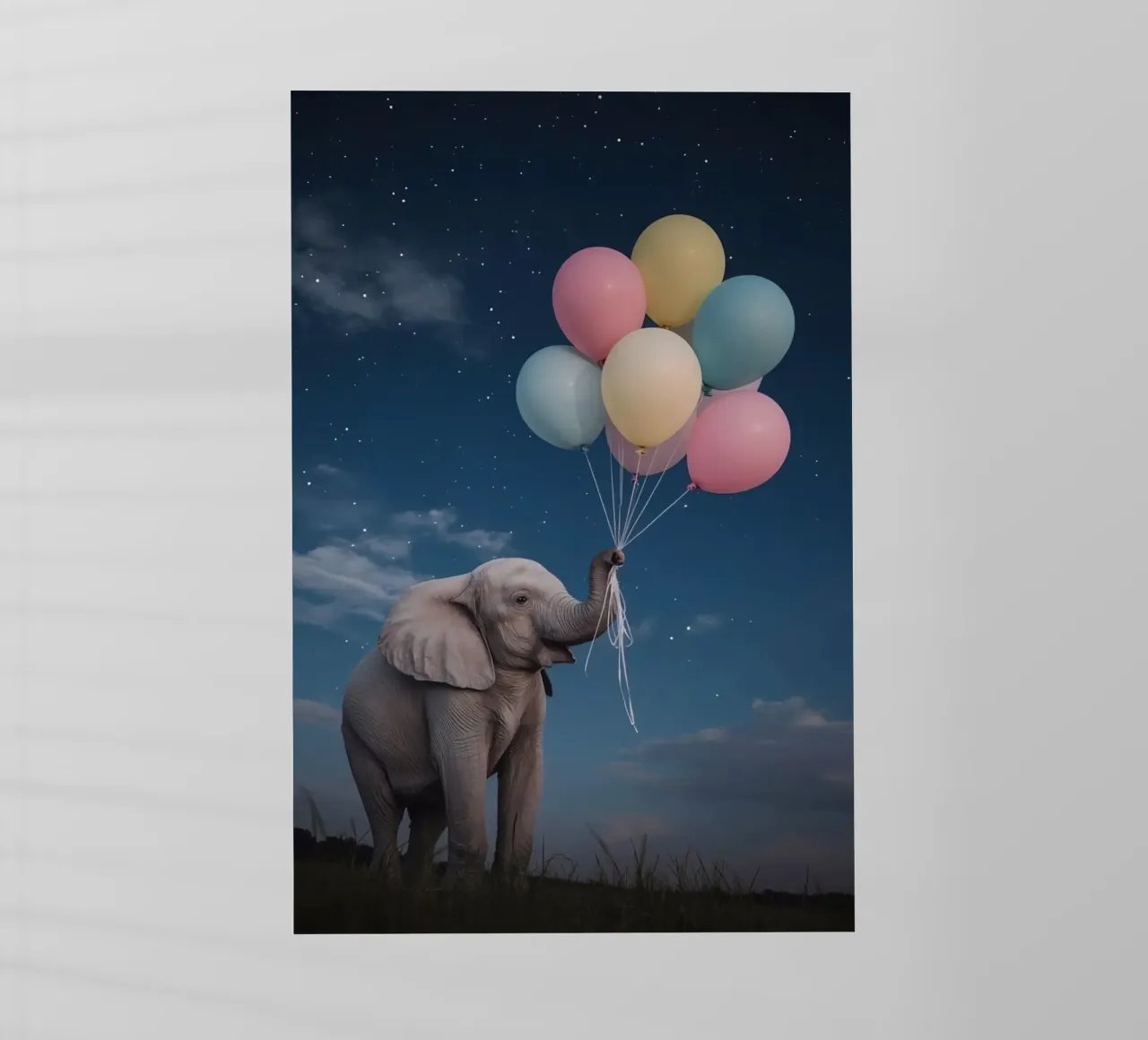 Elefante carino con palloncini in mano di notte pellicola backlit da DesignDoodle