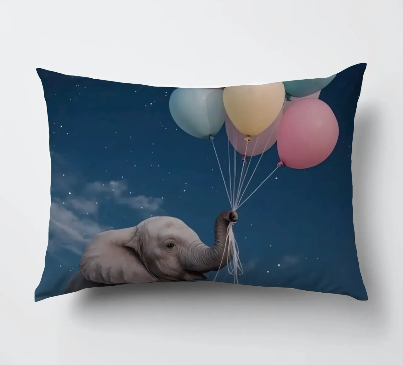 Elefante carino con palloncini in mano di notte cuscino da DesignDoodle
