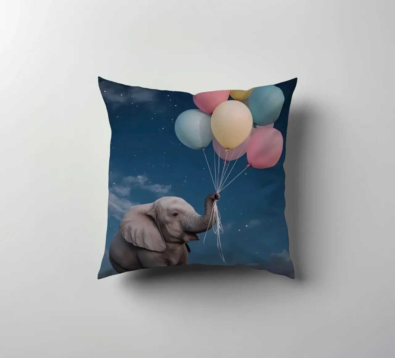 Elefante carino con palloncini in mano di notte cuscino da DesignDoodle