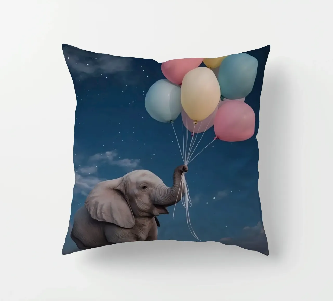 Elefante carino con palloncini in mano di notte cuscino da DesignDoodle