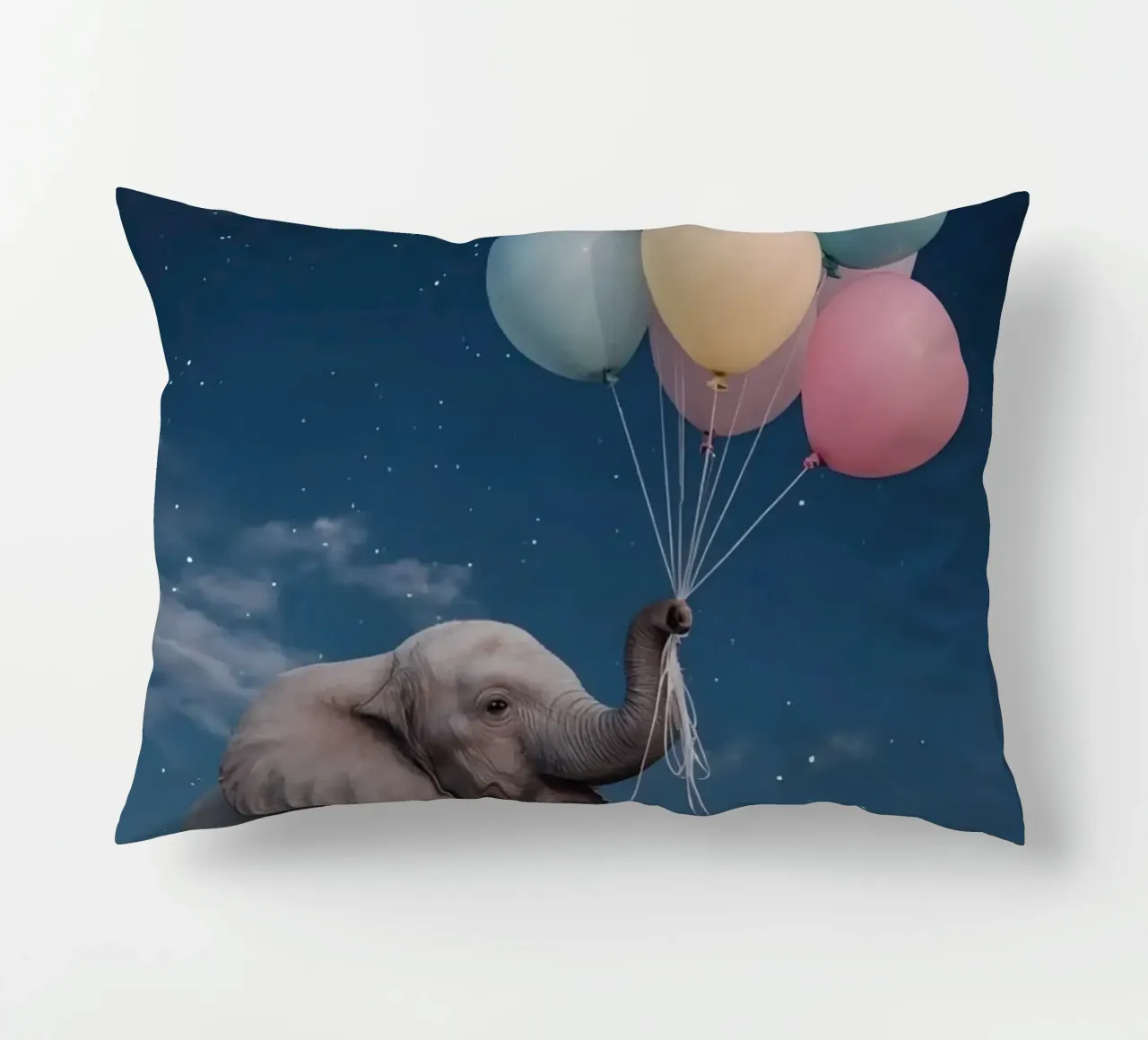 Elefante carino con palloncini in mano di notte cuscino da DesignDoodle