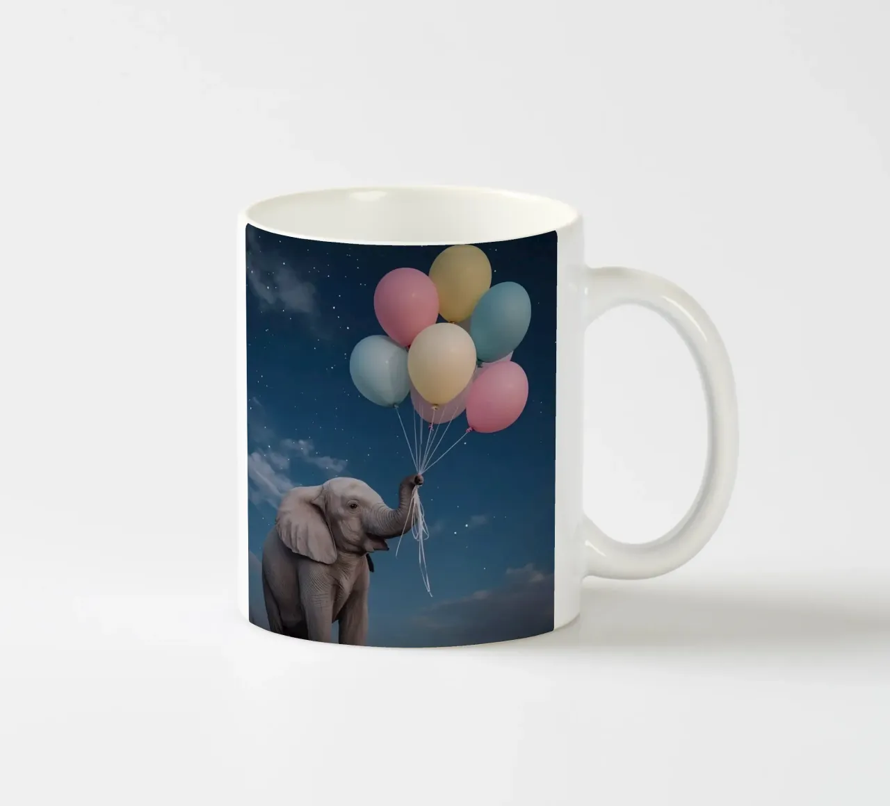 Elefante carino con palloncini in mano di notte tazza in ceramica da DesignDoodle