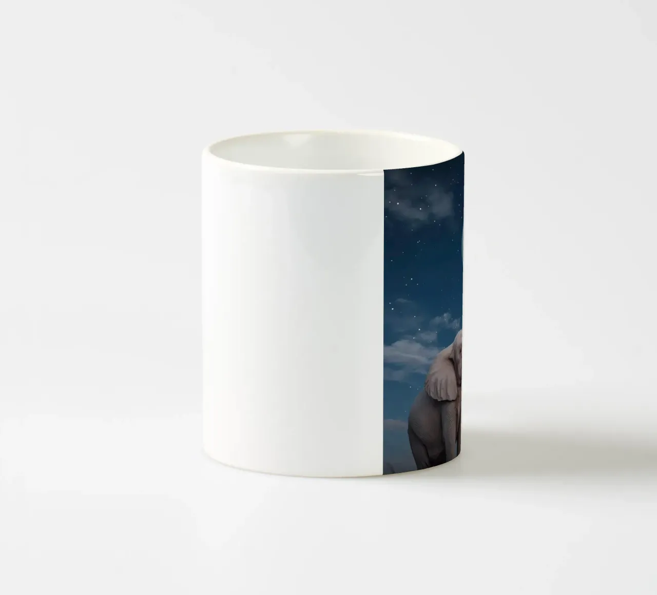 Elefante carino con palloncini in mano di notte tazza in ceramica da DesignDoodle