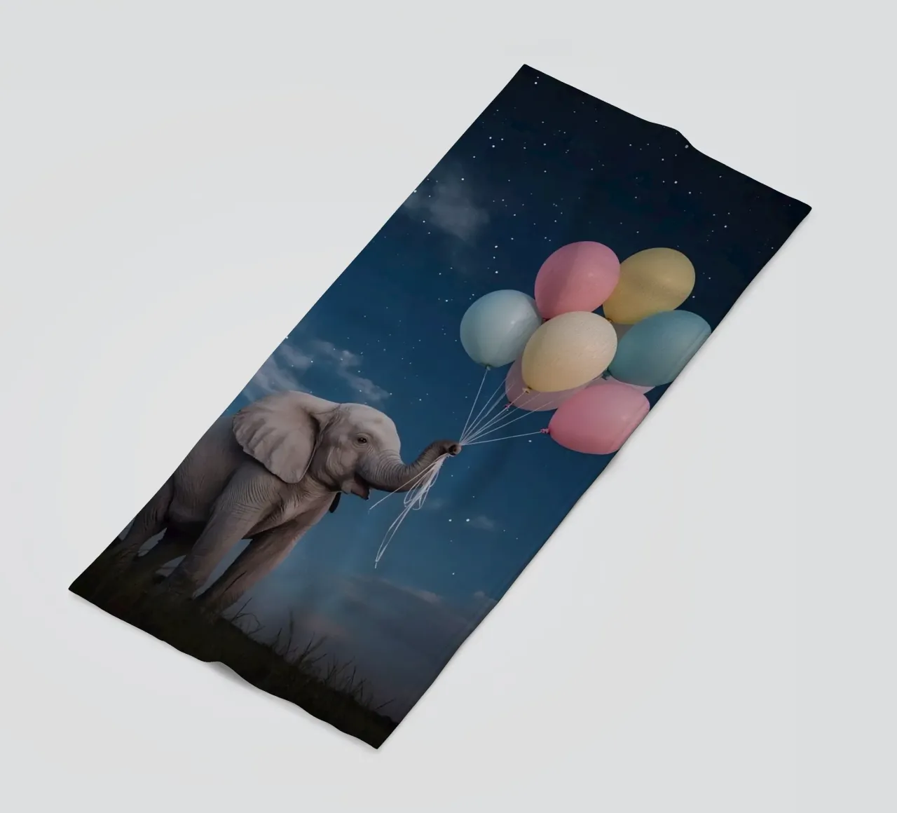 Elefante carino con palloncini in mano di notte telo mare da DesignDoodle