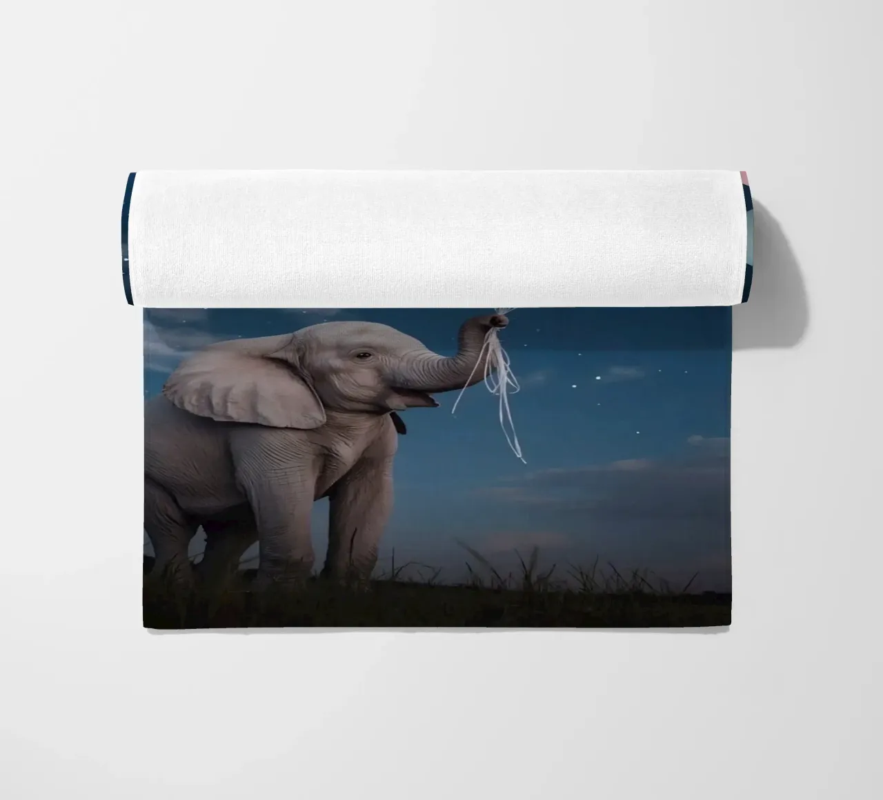 Elefante carino con palloncini in mano di notte telo mare da DesignDoodle