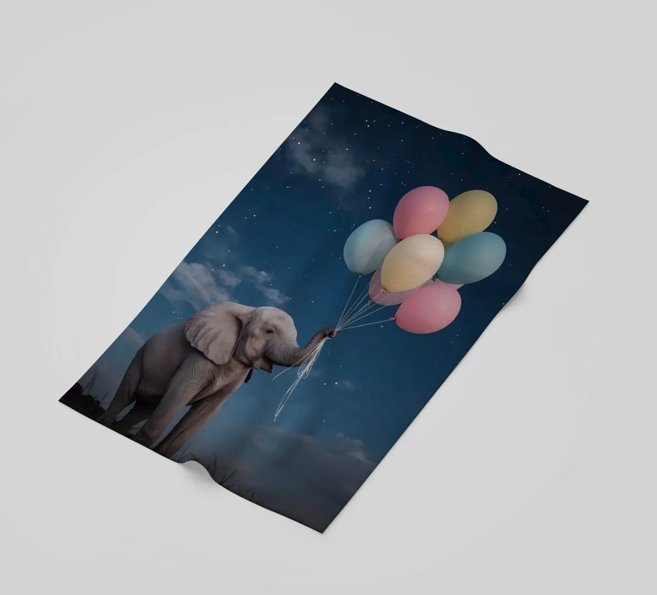 Elefante carino con palloncini in mano di notte telo mare da DesignDoodle