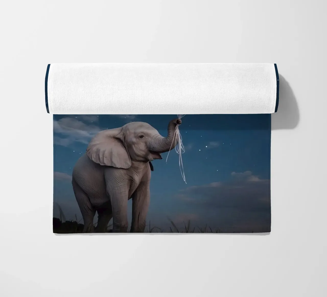 Elefante carino con palloncini in mano di notte telo mare da DesignDoodle