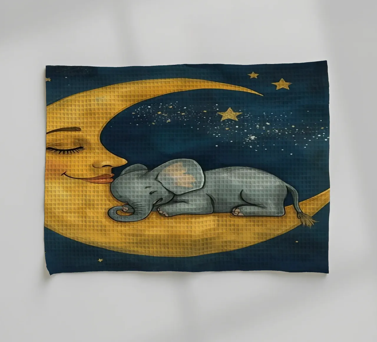 Eléphant dormant sur un croissant de lune avec un visage souriant torchon de DesignDoodle