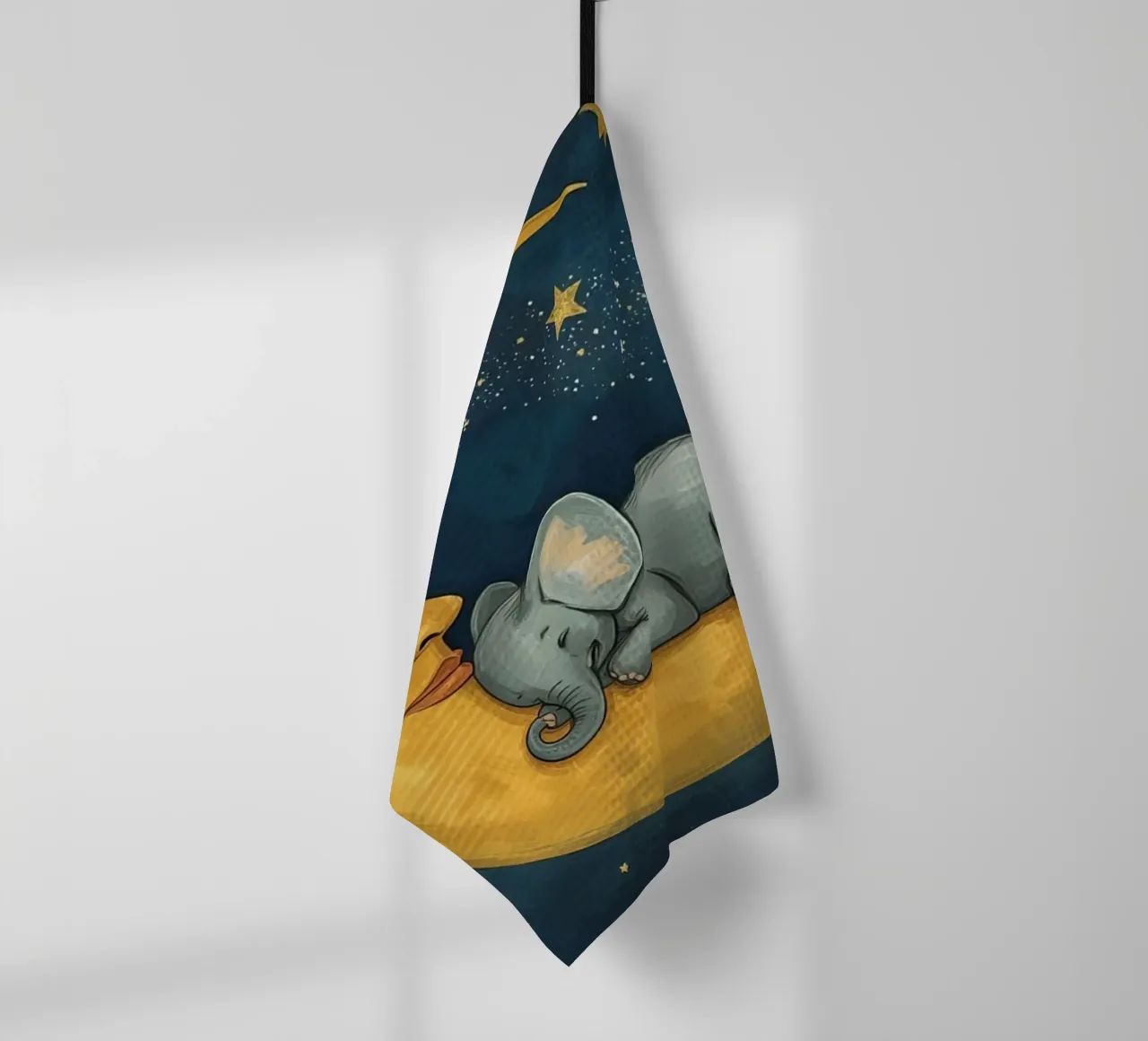 Eléphant dormant sur un croissant de lune avec un visage souriant torchon de DesignDoodle