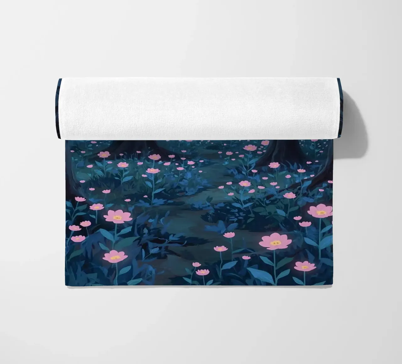 Sentiero forestale con fiori rosa e alberi scuri telo mare da DesignDoodle