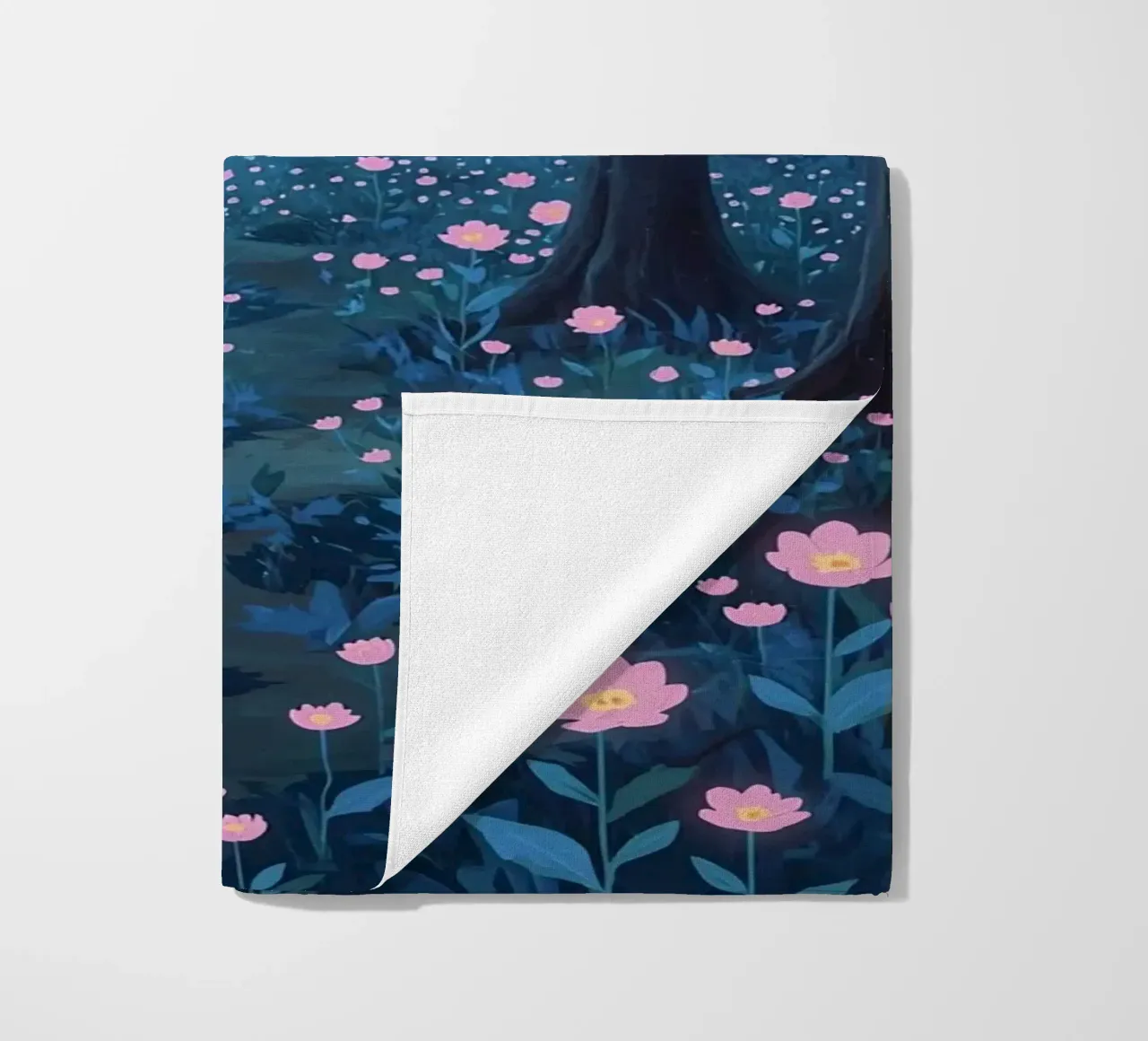 Sentiero forestale con fiori rosa e alberi scuri telo mare da DesignDoodle