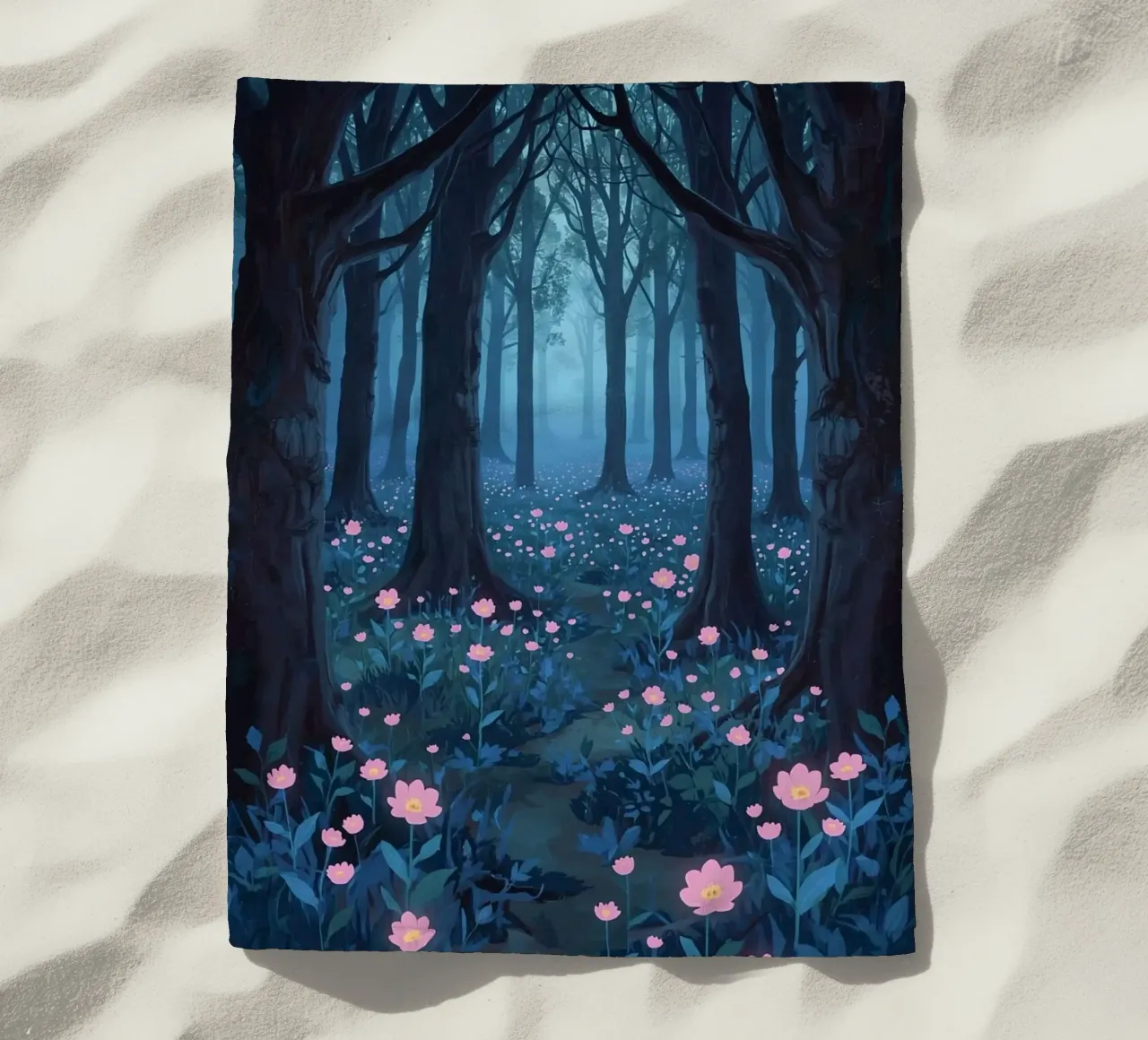 Sentiero forestale con fiori rosa e alberi scuri telo mare da DesignDoodle