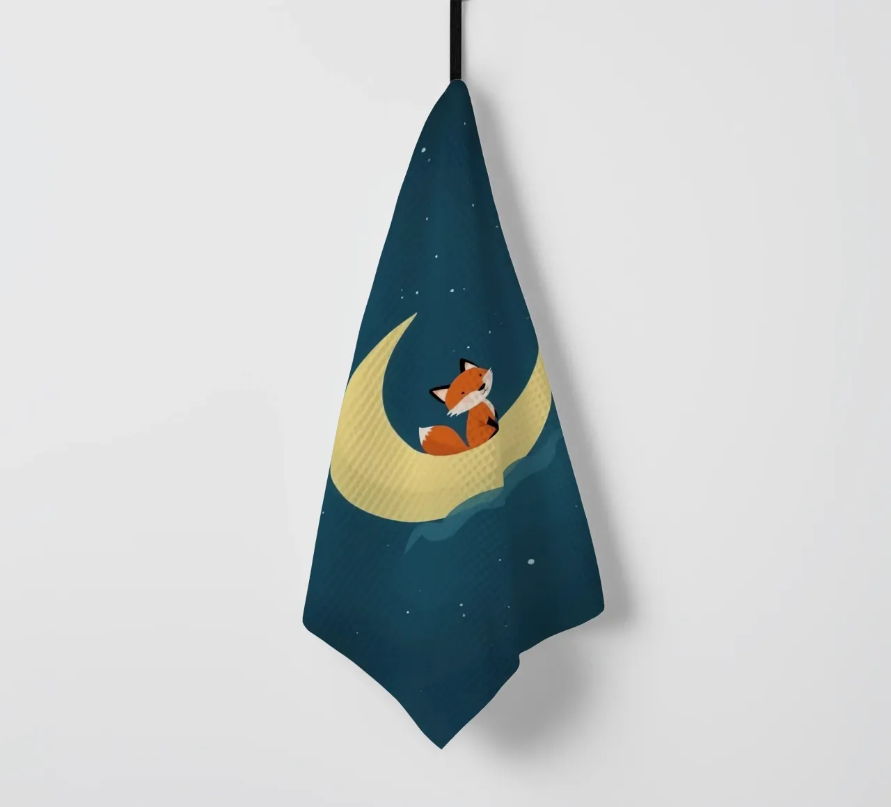 Renard mignon sur un croissant de lune dans un ciel étoilé torchon de DesignDoodle