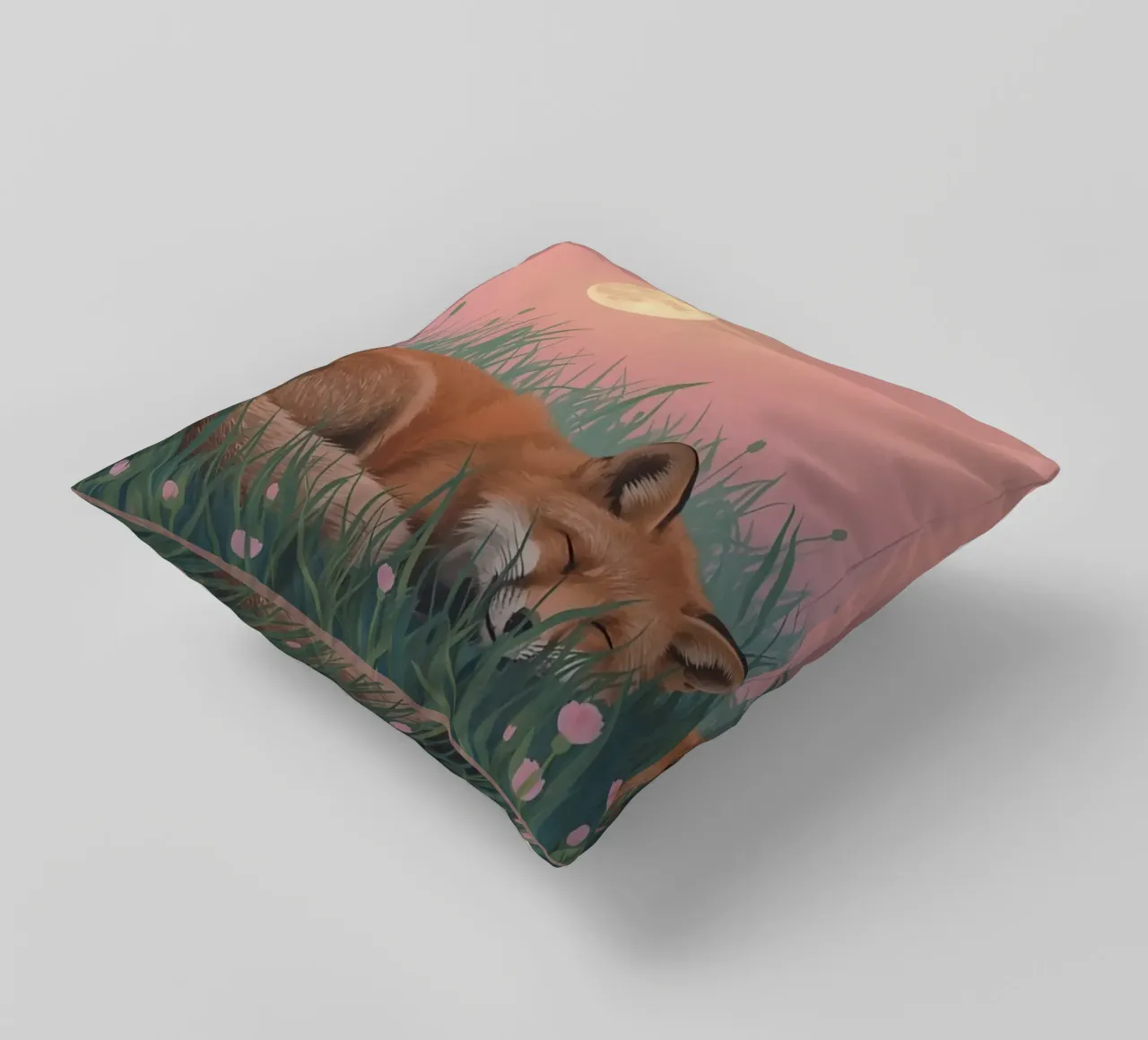 Volpe carina che dorme nell'erba con la luna pacificamente cuscino da DesignDoodle