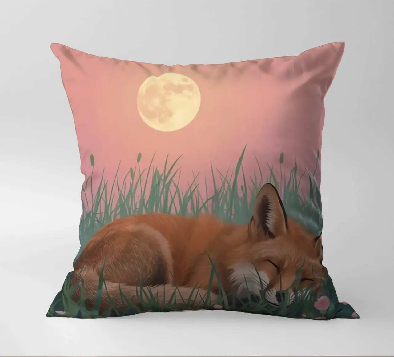 Volpe carina che dorme nell'erba con la luna pacificamente cuscino da DesignDoodle