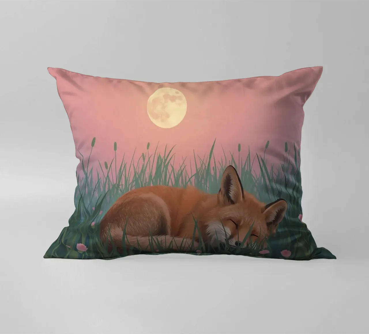 Volpe carina che dorme nell'erba con la luna pacificamente cuscino da DesignDoodle